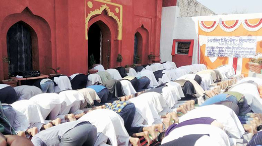 Hindus, Sikhs rebuild mosqu